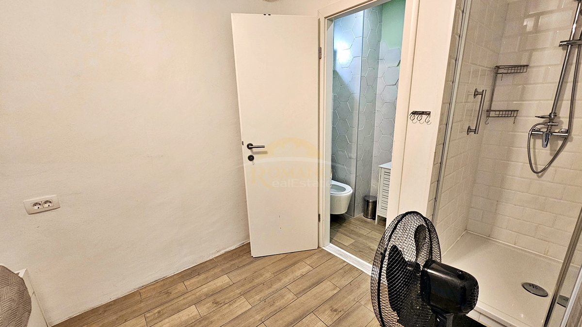 Renovirana kamnita hiša v starem delu Trogirja na 5 nadstropjih